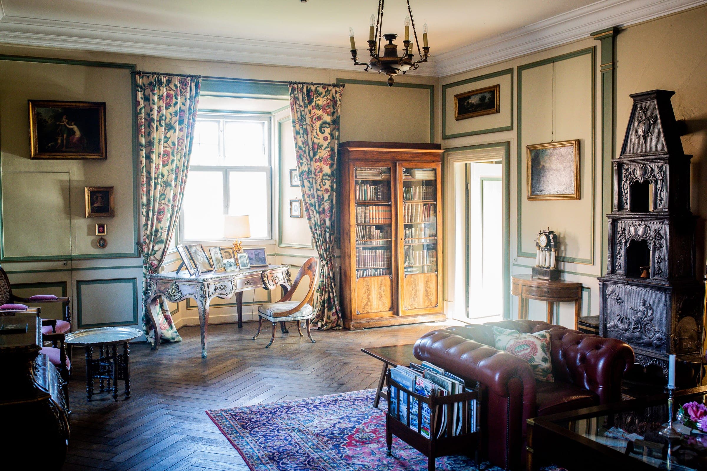Bespoke Heirloom Library with layered timber and seating